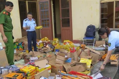 Lực lượng chức năng kiểm tra số hàng dân dụng ngoại nhập không có hóa đơn. (Ảnh: Tường Quân/TTXVN)