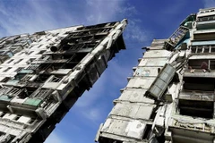 Toà nhà bị phá hủy trong xung đột ở thành phố cảng Mariupol, miền Đông Nam Ukraine. (Ảnh: AFP/TTXVN)