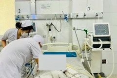 Sở Y tế tỉnh Bình Dương đã chỉ đạo Bệnh viện Đa khoa tỉnh điều động bác sỹ nhi khoa và bác sỹ hồi sức dày dạn kinh nghiệm để khám, điều trị cho bé. Ảnh: TTXVN phát)