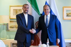 Ngoại trưởng Iran Hossein Amir-Abdollahian (trái) và Ngoại trưởng Nga Sergei Lavrov trong cuộc gặp ở Cape Town, Nam Phi ngày 2/6/2023. (Ảnh: AFP/TTXVN)