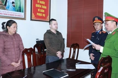 Cơ quan Cảnh sát Điều tra Công an tỉnh Nghệ An thi hành lệnh bắt bị can để tạm giam đối với Hồ Văn Mạnh và Trần Thị Ngọc. (Ảnh: Truyền hình Nghệ An)
