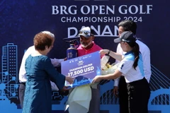 Ban Tổ chức trao giải thưởng cho golfer Rahil Gangjee - nhà vô địch Giải BRG Open Golf Championship 2024. (Ảnh: Trần Lê Lâm/TTXVN)