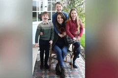 Bức ảnh mới nhất về Công nương Kate do Cung điện Kensington công bố ngày 10/3. Các khu vực được khoanh tròn cho thấy bằng chứng về sự chỉnh sửa. (Ảnh: CNN)