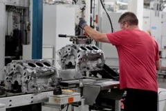 Một công nhân lắp ráp làm việc tại nhà máy GM Romulus Powertrain ở Romulus, Michigan, Mỹ. (Ảnh: Reuters)
