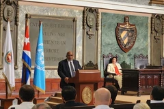 Chủ tịch ĐHĐ LHQ Dennis Francis phát biểu tại hội nghị “Cuba và chủ nghĩa đa phương: Cơ hội và thách thức” diễn ra tại Aula Magna của Đại học La Habana. (Ảnh: Mai Phương/TTXVN)