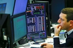 Giao dịch viên tại sàn chứng khoán London, Anh. (Anhr: Reuters)