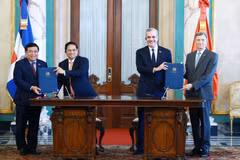 Thủ tướng Phạm Minh Chính và Tổng thống Cộng hoà Dominicana Luis Abinader Corona chứng kiến lễ ký Bản ghi nhớ thành lập uỷ ban hỗn hợp về thúc đẩy hợp tác thương mại và kỹ thuật giữa Việt Nam và Cộng hòa Dominicana. (Ảnh: Dương Giang/TTXVN)