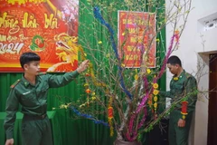 Trang trí Tết ở Đồn Biên phòng Bo Heng (Đắk Lắk). (Ảnh: Hoài Thu/TTXVN)