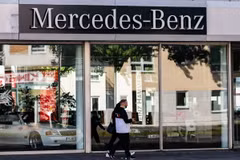 Một cửa hàng của hãng ôtô Mercedes-Benz tại Berlin, Đức. (Ảnh: THX/TTXVN)
