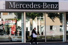 Một cửa hàng của hãng ôtô Mercedes-Benz tại Berlin, Đức. (Ảnh: THX/TTXVN)