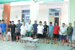 Các đối tượng cùng tang vật. (Nguồn: Báo Công an Nhân dân)