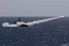 Tàu chiến KRI Tombak-629 của Indonesia bắn tên lửa vào mục tiêu trong cuộc tập trận chung TNI ngày 31/7/2023. (Ảnh: Antara)