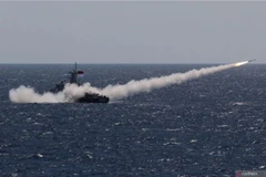 Tàu chiến KRI Tombak-629 của Indonesia bắn tên lửa vào mục tiêu trong cuộc tập trận chung TNI ngày 31/7/2023. (Ảnh: Antara)