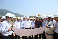 Đoàn công tác nghe báo cáo tiến độ thi công dự án đường dây 500kV Moonson-Thạnh Mỹ. (Ảnh: EVNNPT)