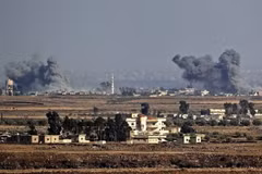 Khói bốc lên từ Kibbutz Ein Zivan, sau vụ không kích xuyên biên giới giữa Syria với Cao nguyên Golan. (Ảnh: The Times of Israel/TTXVN)