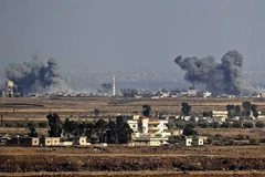 Khói bốc lên từ Kibbutz Ein Zivan, sau vụ không kích xuyên biên giới giữa Syria với Cao nguyên Golan. (Ảnh: The Times of Israel/TTXVN)
