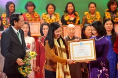 Bà Trương Thị Mai, Ủy viên Bộ Chính trị, Bí thư Trung ương Đảng, Trưởng ban Dân vận Trung ương trao tặng Bằng khen của Hội LHPN Việt Nam cho các phụ nữ điển hình tiên tiến. (Ảnh: TTXVN)