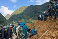 Công tác tìm kiếm người bị nạn tại xã Ca Thành, huyện Nguyên Bình. (Ảnh: TTXVN phát)