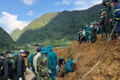 Công tác tìm kiếm người bị nạn tại xã Ca Thành, huyện Nguyên Bình. (Ảnh: TTXVN phát)