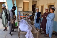 Thi thể nạn nhân thiệt mạng trong vụ đánh bom liều chết tại Kandahar, Afghanistan, ngày 21/3/2024. (Ảnh: AFP/TTXVN)