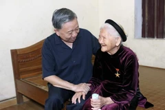 Chủ tịch nước Tô Lâm ân cần thăm hỏi Mẹ Việt Nam Anh hùng Nguyễn Thị Cược. (Ảnh: Nhan Sáng/TTXVN)