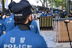 Cảnh sát đứng gác trước một tòa nhà ở Seoul vào ngày 24/8/2023. Ảnh minh họa. (Nguồn: AFP)