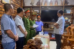 Cơ quan cảnh sát điều tra, Công an tỉnh Quảng Trị đọc lệnh bắt bị can Lê Quang Thuận, Phó chủ tịch UBND huyện Hướng Hóa. (Ảnh: TTXVN phát)