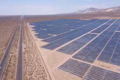 Các tấm năng lượng mặt trời tại một nhà máy điện ở Mojave, California, Mỹ, ngày 18/6/2021. (Ảnh minh họa: AFP/TTXVN)