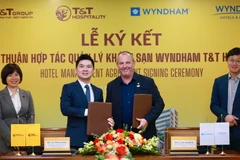 Đại diện lãnh đạo Tập đoàn T&T Group và Wyndham Hotels & Resorts Asia Pacific trao thỏa thuận hợp tác.