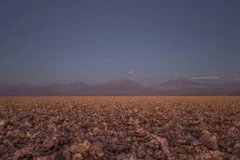 Bãi muối trên sa mạc Atacama tại nhà máy lithium Sociedad Química y Minera de Chile. (Nguồn: NRDC)