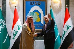 Ngoại trưởng Iraq Fuad Hussein (phải) và Ngoại trưởng Saudi Arabia Faisal bin Farhan Al-Saud tại cuộc gặp ở Baghdad ngày 2/2/2023. (Ảnh: AFP/ TTXVN)
