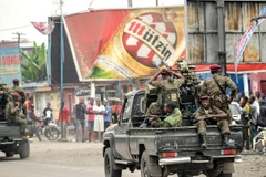 Binh sỹ CHDC Congo tuần tra trên đường phố tại Kinshasa. (Ảnh: AFP/TTXVN)