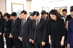 Thứ trưởng Ngoại giao Hà Kim Ngọc và Đại sứ Việt Nam tại Ấn Độ Nguyễn Thanh Hải cùng toàn thể thành viên đoàn công tác, nhân viên Đại sứ quán và các đại diện cộng đồng người Việt dành một phút mặc niệm TBT Nguyễn Phú Trọng. (Ảnh: Tạ Quang Trung/TTXVN)