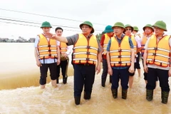 Thủ tướng Phạm Minh Chính kiểm tra tình trạng ngập lụt tại xã Vân Hà, thị xã Việt Yên, tỉnh Bắc Giang sáng 10/9. (Ảnh: Dương Giang/TTXVN)