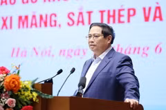 Thủ tướng Phạm Minh Chính phát biểu tại hội nghị thúc đẩy sản xuất, tiêu thụ ximăng, sắt thép và vật liệu xây dựng. (Ảnh: Dương Giang/TTXVN)