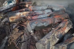 Hiện trường vụ tàu hỏa chở hóa chất độc bị trật đường ray ở East Palestine, Ohio, Mỹ, ngày 14/2/2023. (Ảnh: THX/TTXVN)