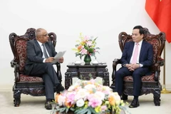 Phó Thủ tướng Trần Lưu Quang tiếp Giám đốc quốc gia ADB tại Việt Nam Shantanu Chakraborty. (Ảnh: An Đăng/TTXVN)