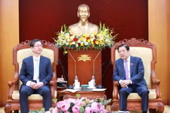 Trưởng Ban Nội chính Trung ương Phan Đình Trạc tiếp Phó Chủ tịch kiêm Tổng Thư ký Ủy ban Chống tham nhũng và Quyền công dân Hàn Quốc Jeong Seung – youn. (Ảnh: Phương Hoa/TTXVN)