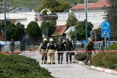 Lực lượng an ninh Israel kiểm tra khu vực trúng rocket từ Liban tại thị trấn biên giới Kiryat Shmona, ngày 13/2/2024. (Ảnh: AFP/TTXVN)