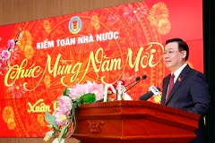 Chủ tịch Quốc hội Vương Đình Huệ chúc Tết cán bộ, công chức, người lao động Kiểm toán nhà nước. (Ảnh: Nhan Sáng/TTXVN)