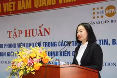 Bà Hoàng Thị Thơm, Phó Cục trưởng Cục Dân số (Bộ Y tế) phát biểu. (Ảnh: TTXVN phát)