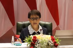 Ngoại trưởng Indonesia Retno Marsudi phát biểu tại họp báo về nỗ lực của Chủ tịch ASEAN Indonesia 2023 nhằm giải quyết vấn đề Myanmar. (Ảnh: Hữu Chiến/TTXVN)