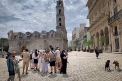 Khách du lịch Nga tham quan thủ đô La Habana, Cuba. (Ảnh: AFP/TTXVN)