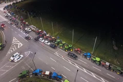 Hàng chục máy kéo có cảnh sát giao thông hộ tốngdi chuyển đến Athens để tham gia cuộc biểu tình. (Ảnh: Reuters)