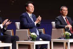 (Từ trái sang) Thủ tướng Nhật Bản Fumio Kishida, Tổng thống Hàn Quốc Yoon Suk Yeol và Thủ tướng Trung Quốc Lý Cường đã gặp nhau tại Seoul trong cuộc đàm phán ba bên đầu tiên sau hơn 4 năm. (Nguồn: Reuters)