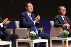 (Từ trái sang) Thủ tướng Nhật Bản Fumio Kishida, Tổng thống Hàn Quốc Yoon Suk Yeol và Thủ tướng Trung Quốc Lý Cường đã gặp nhau tại Seoul trong cuộc đàm phán ba bên đầu tiên sau hơn 4 năm. (Nguồn: Reuters)