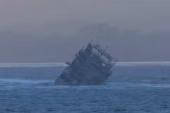Tàu HMNZS Manawanui bị đắm ngoài khơi bờ biển phía nam Upolu khi đang tiến hành khảo sát rạn san hô. (Nguồn: ABC)
