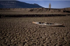 Lòng hồ khô cạn do hạn hán ở Vilanova de Sau, cách Barcelona khoảng 100km về phía Bắc. (Ảnh: AP)