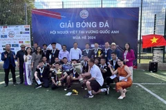 Đội FC Xóm xuất sắc giành chức vô địch Giải bóng đá mùa hè 2024 do Hội người Việt tổ chức tại Anh. (Ảnh: Phong Hà/TTXVN)