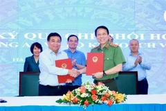 Bộ trưởng Bộ Công an Lương Tam Quang và Bộ trưởng Bộ Kế hoạch và Đầu tư Nguyễn Chí Dũng thực hiện ký kết Quy chế phối hợp. (Ảnh: Bộ Công an)